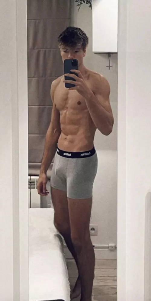 Please chat with me. Fit boys like me please