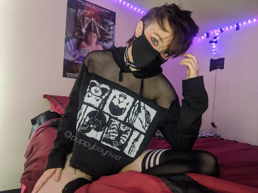 wanna play video games? maybe kiss a lil bit