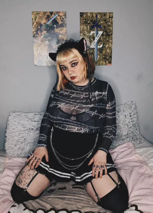 Who wants a goth neko girl for service 🐱🖤