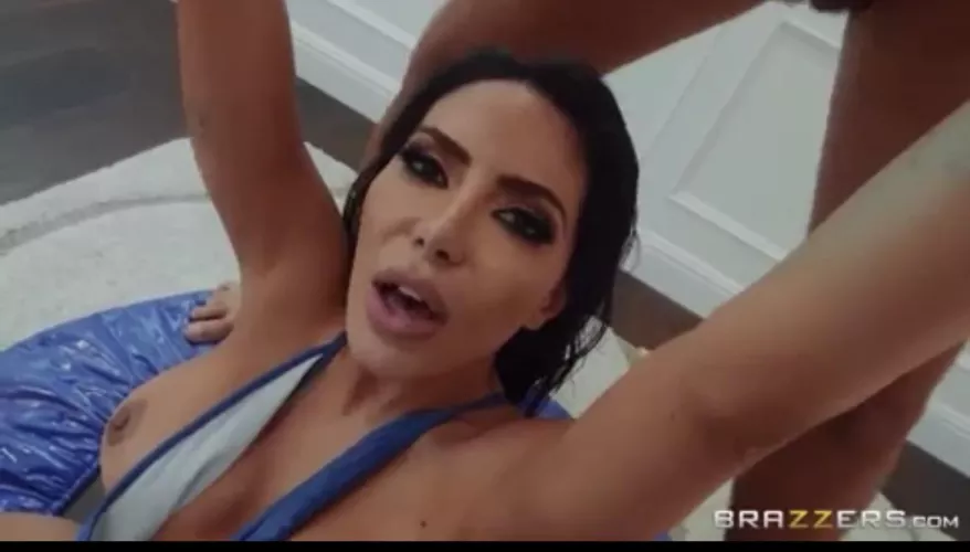 Who wants to create a group chat where we send pics of Lela or other hotties and talk about them?