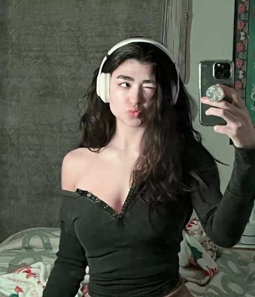 Who’s around rn? 😈