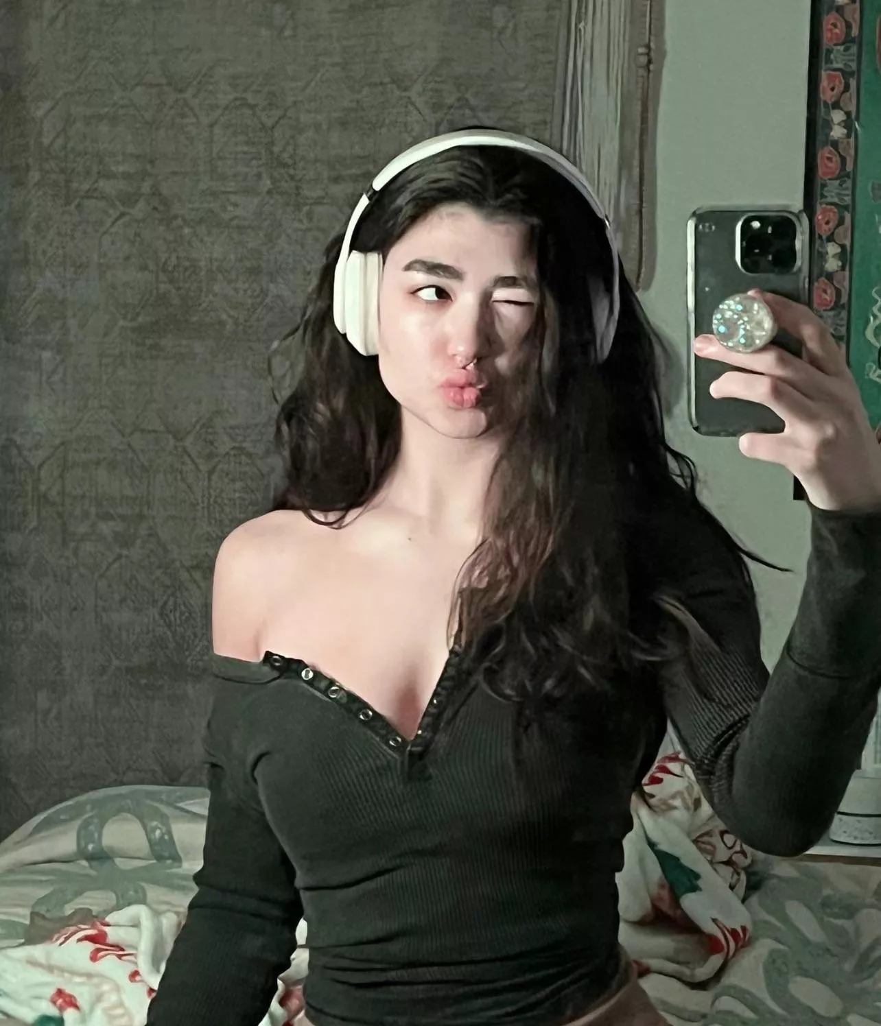 Who’s around rn? 😈