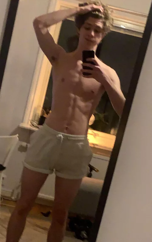 19 straight basketball boy wanna cum for u, send face and snap jonasboi99