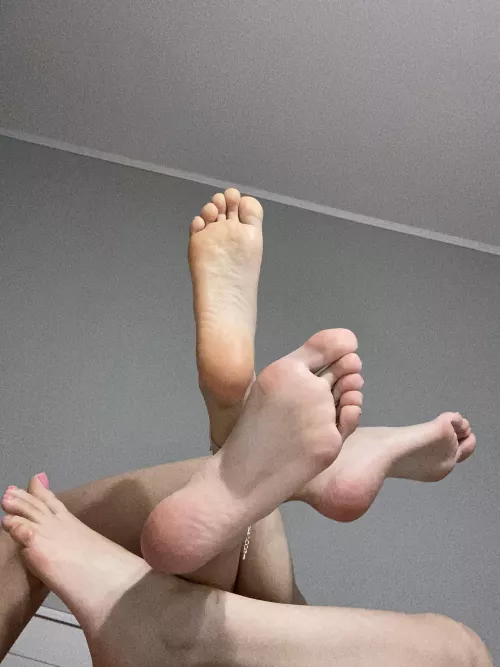 Come and play Twister with us😋🦶🏻