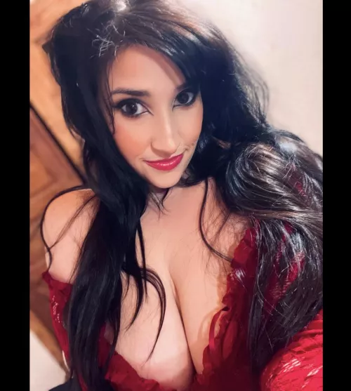 Feeling pretty in red♥️