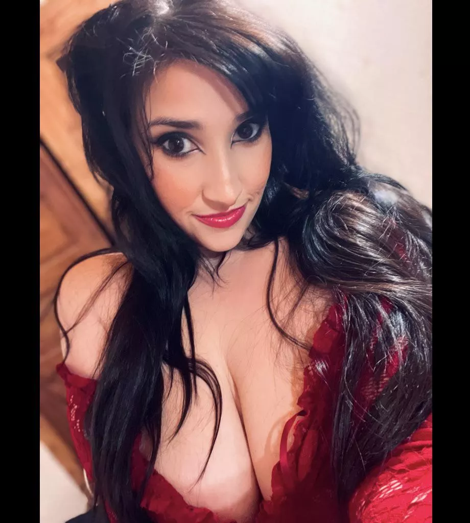 Feeling pretty in red♥️