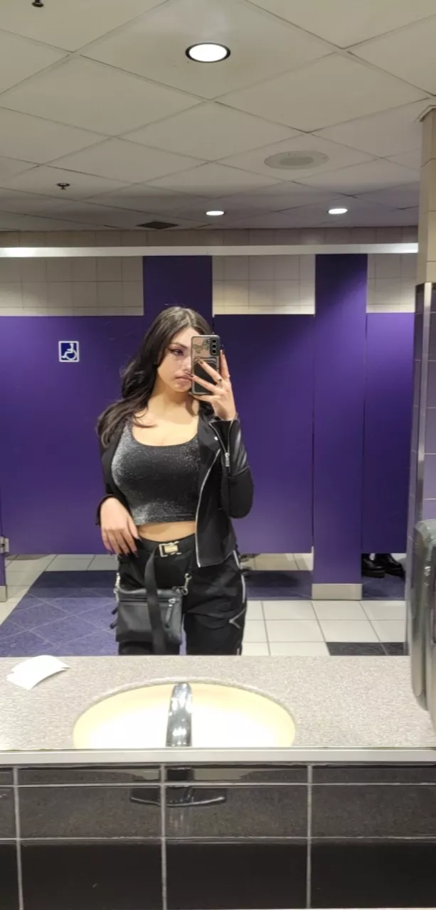 Good day to explore the mall <3 [F]