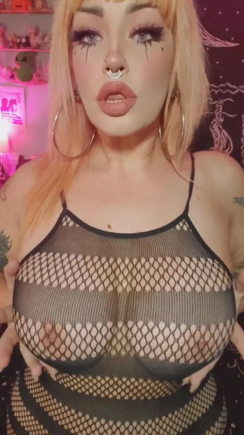 Honk if you'd creampie this clown girl