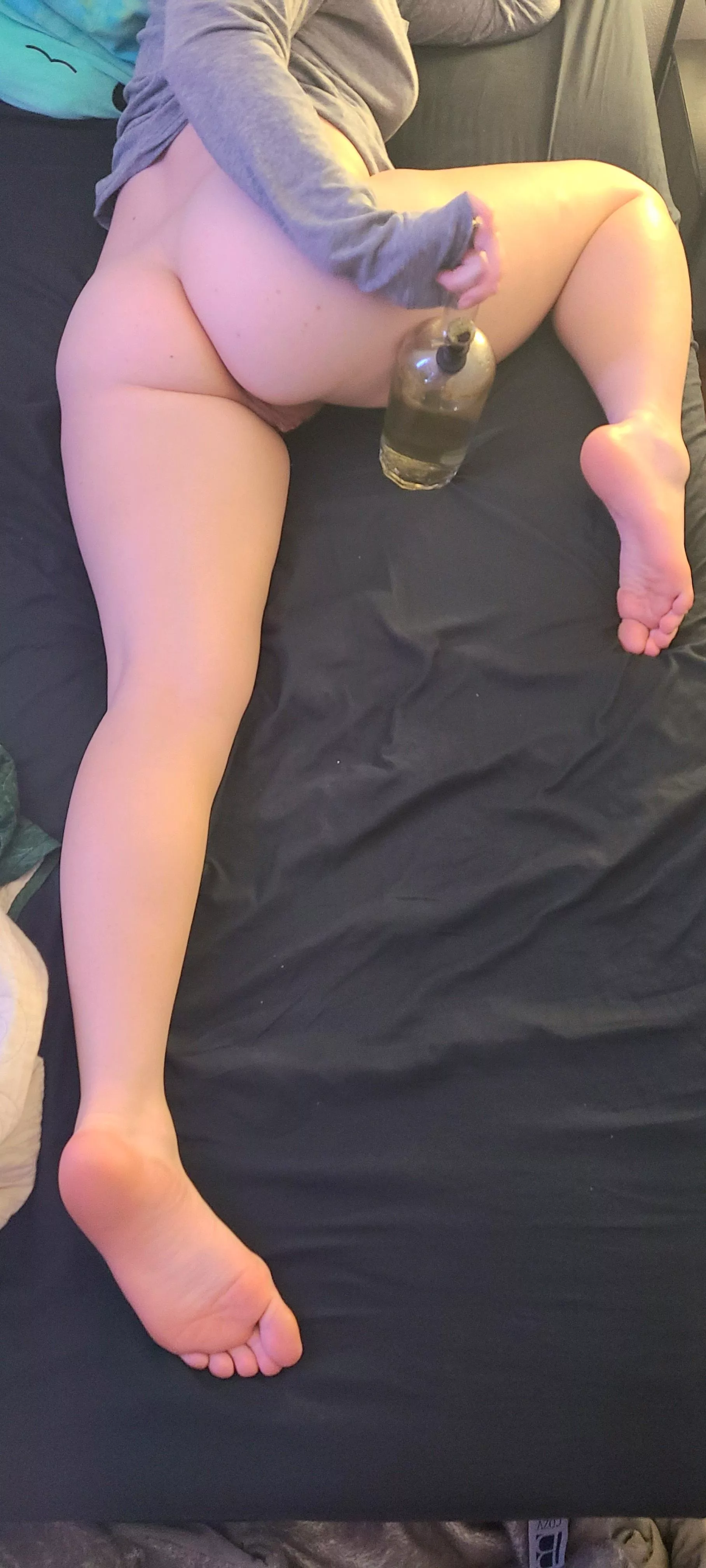 I am su[f]ficiently high and could use a cuddle buddy to smoke with