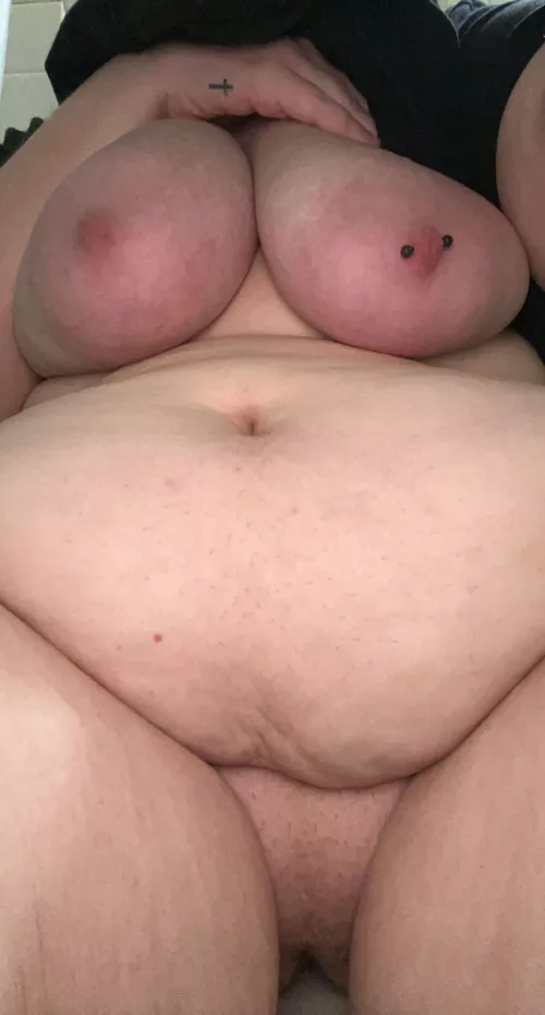 i need a valentine 🖤