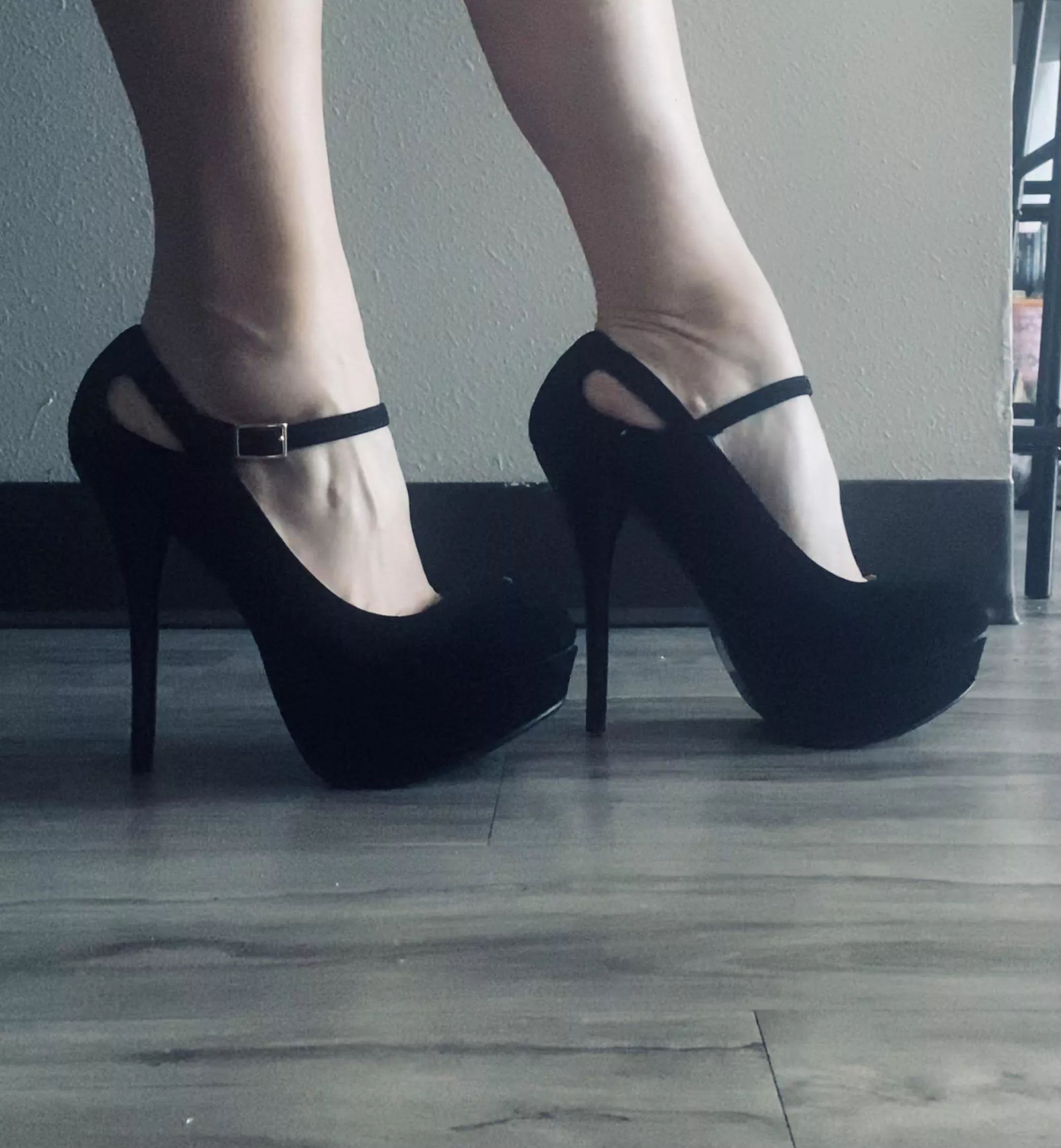 Look 2 for those interested in the straps. “Ten men waiting at the door? Send one home, I’m tired”, ~Mae West