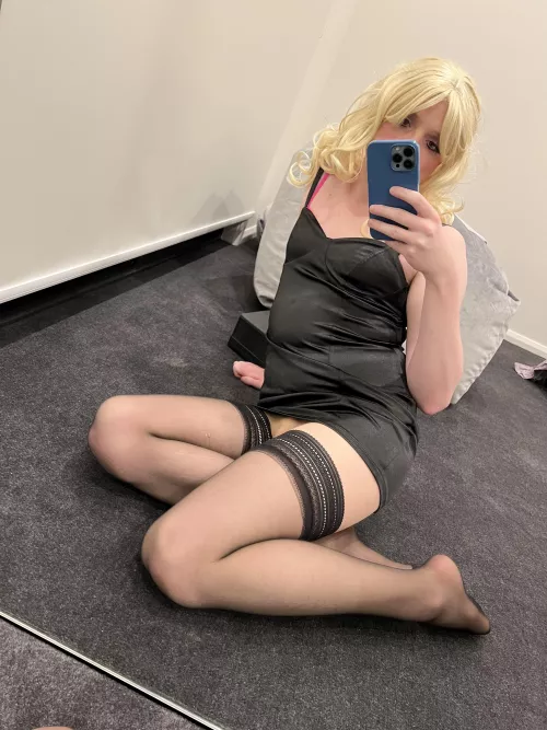 Love it when my dress is too short and shows everything ;)