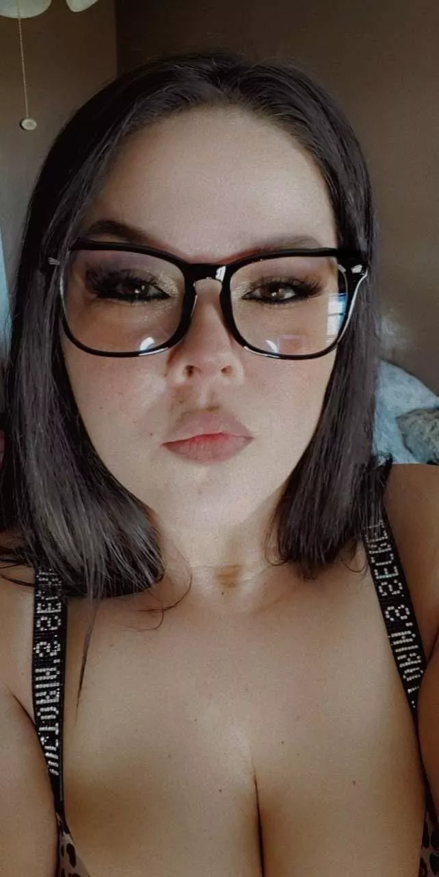 Mrs. Khloe. I’ll be your new favorite teacher 💋