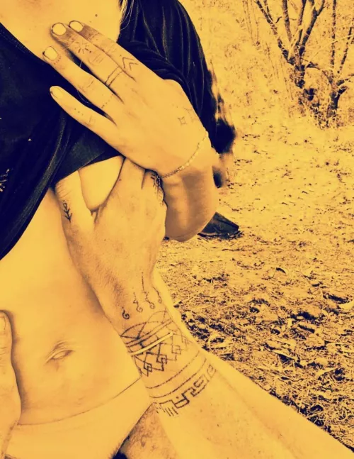 Natural, fit, tanned & unshaven 🔥