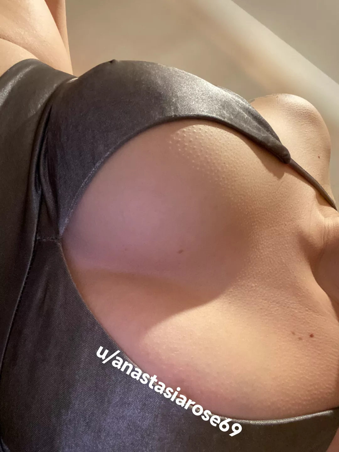 since its valentines day a nice downblouse pose for you 😏