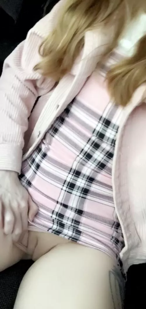 Sneaking a peak in the car💖