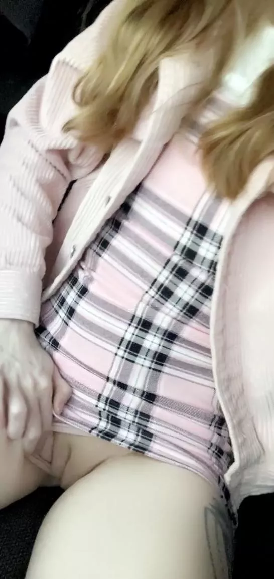 Sneaking a peak in the car💖