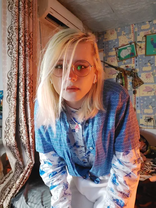 Somebody fix my hair 👉🏻👈🏻😣✨