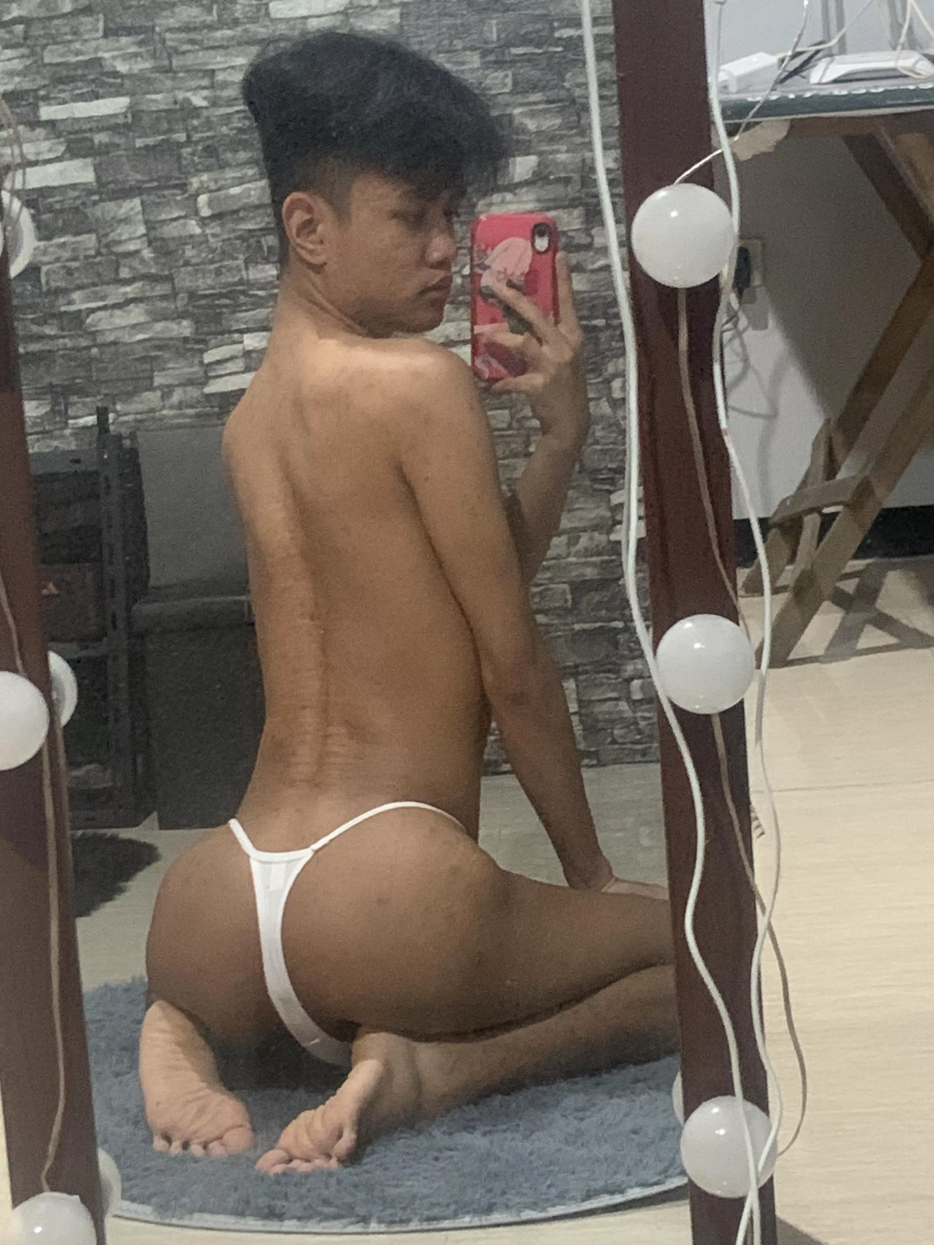 who wanna fuck me? 🥺