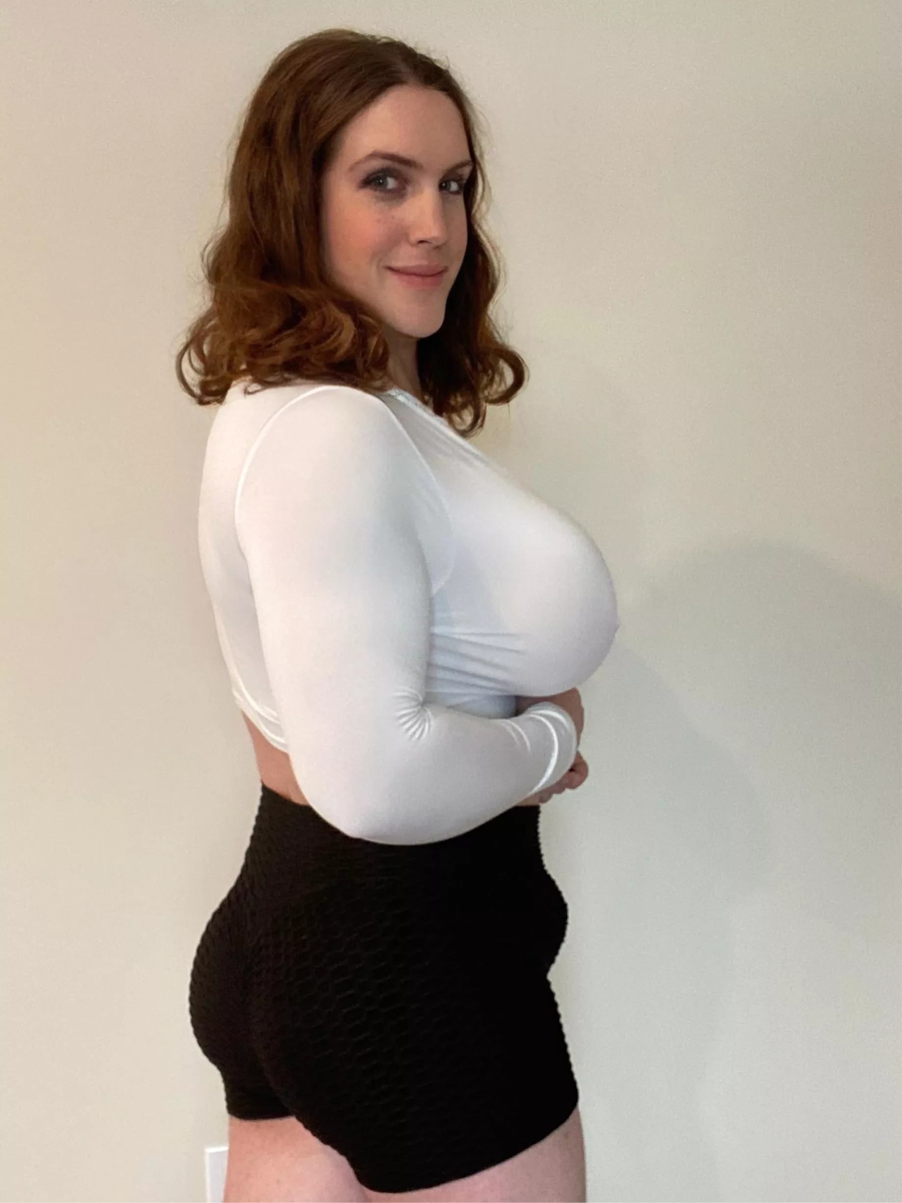 Would you take a strong, well endowed girl out for a valentines dinner? I might need some help cleaning up from my workout before hand