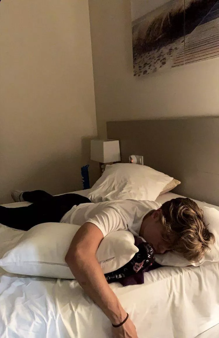 18 m I deserve to be properly fucked. @dodomdfk15