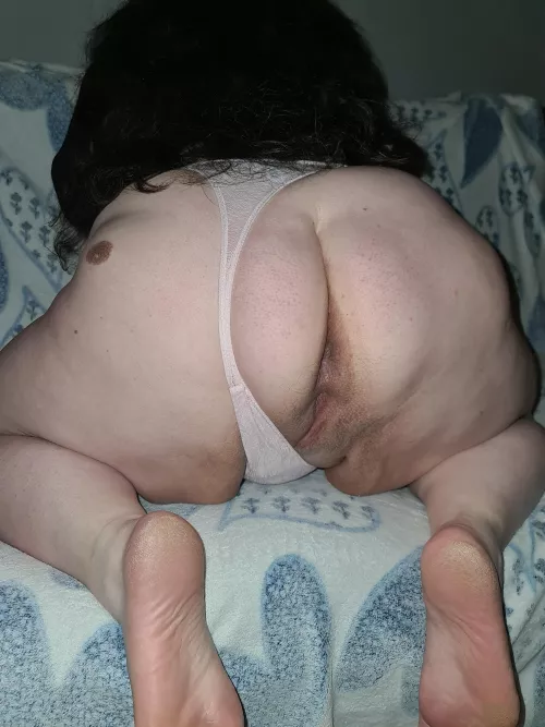 ahow some love to me please😘 spreading and posing for U💋