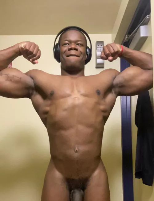 Any oil for these biceps and bod ? 😈