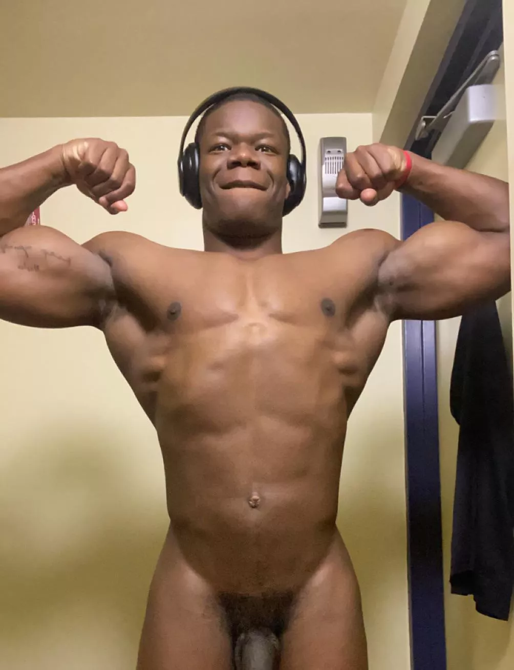 Any oil for these biceps and bod ? 😈