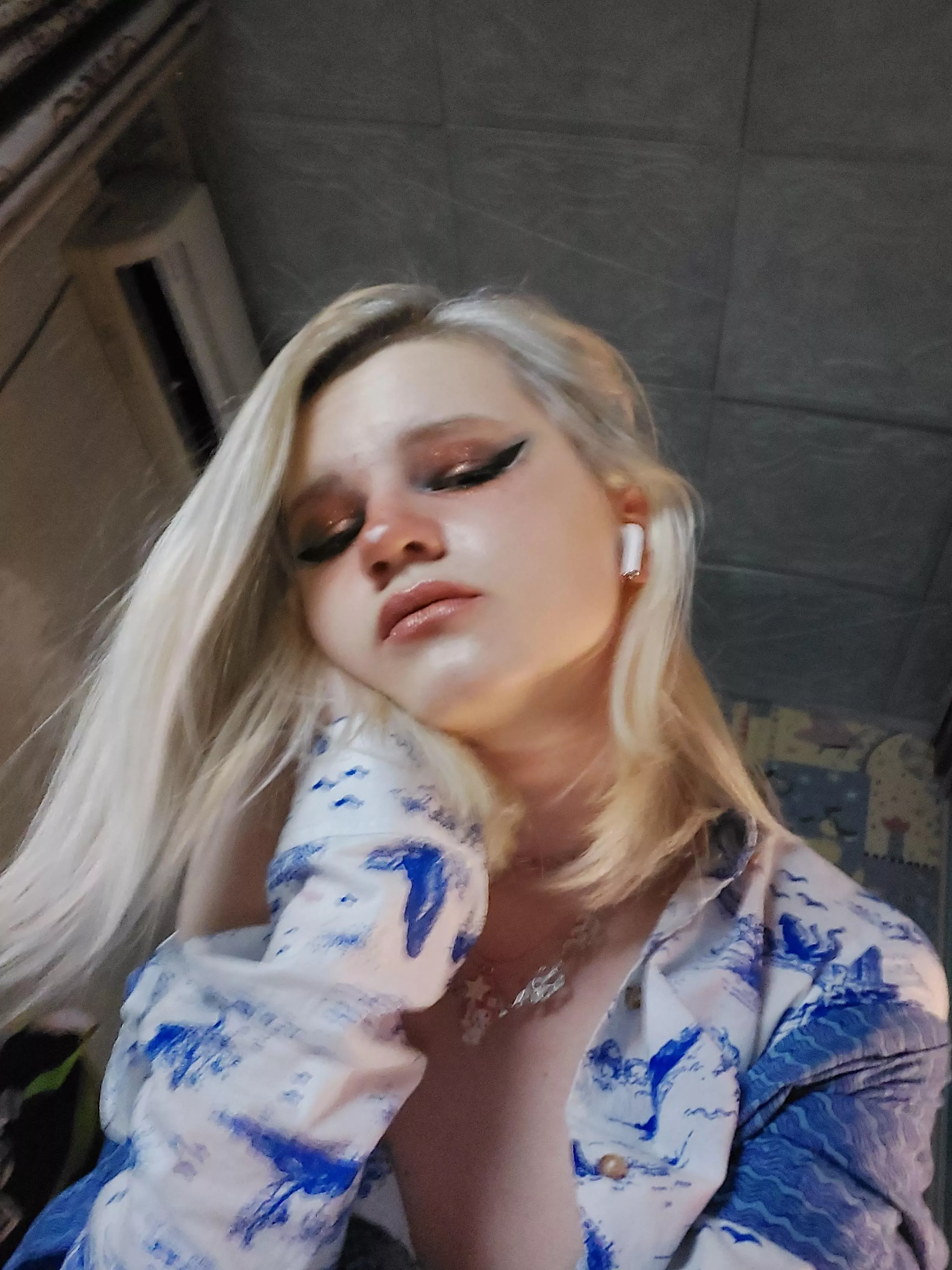 Aw, look who cried because of relationship problems, poor thing. Good that I didn't paint my lashes at least..