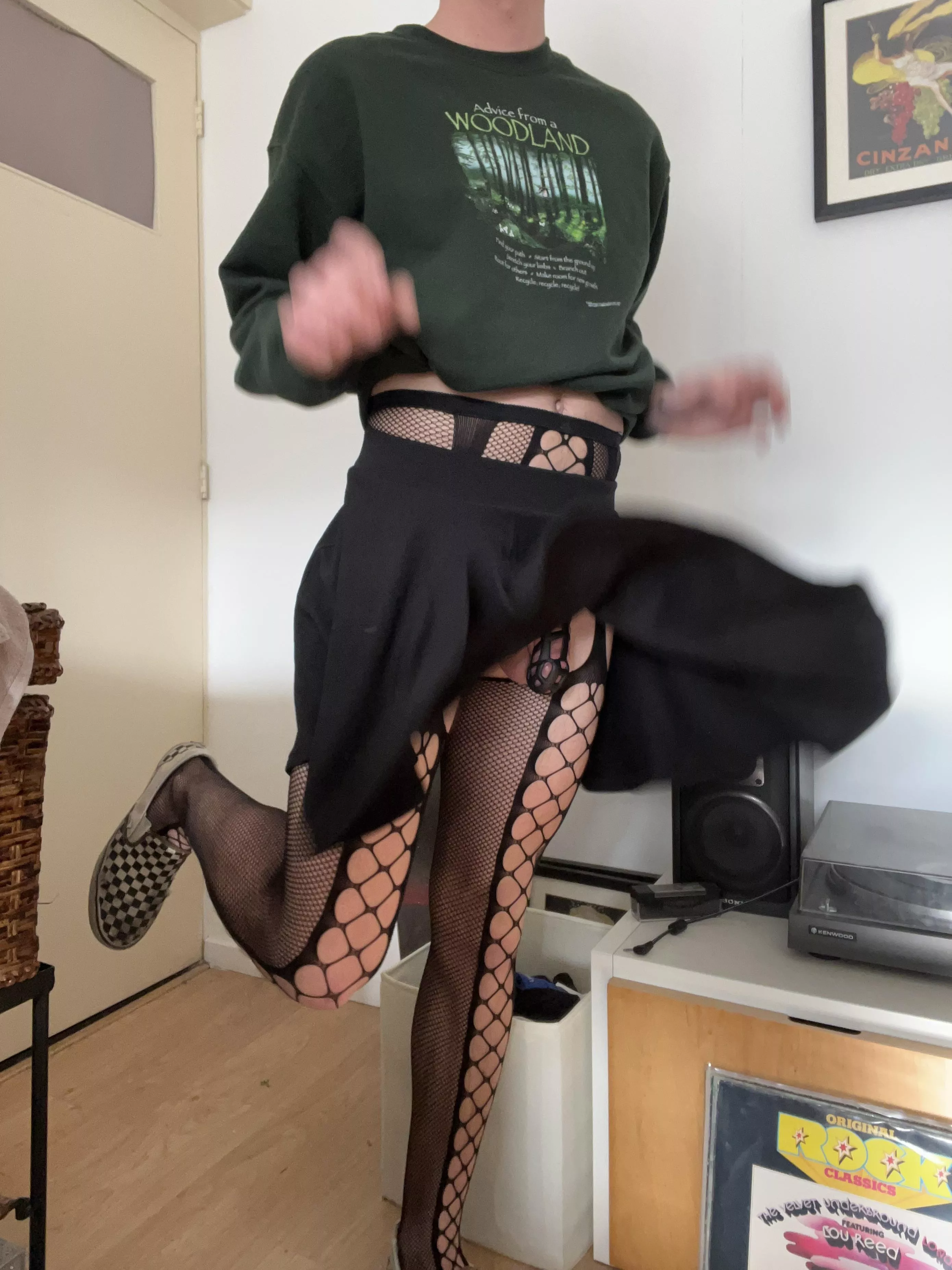 Being locked makes me wanna dance 💃🏼