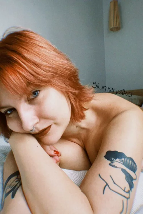 Bored redhead waiting for boyfriend candidates