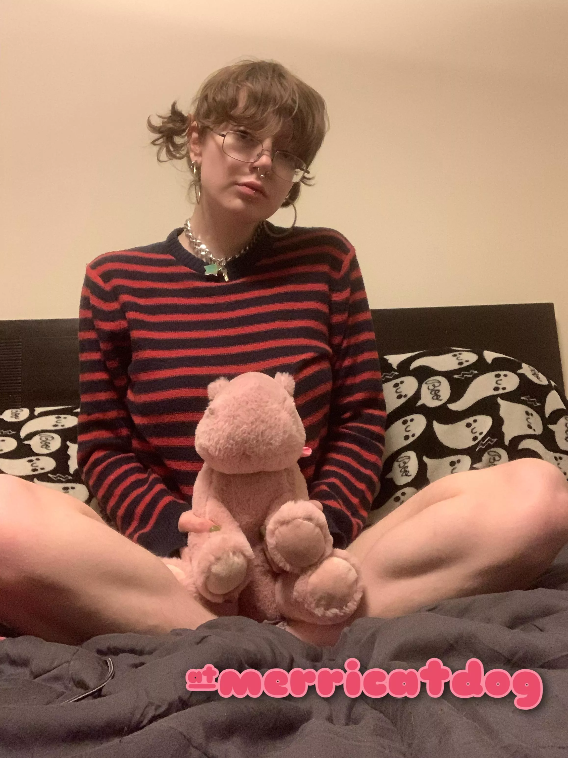 can u guess whats hiding behind my stuffie?