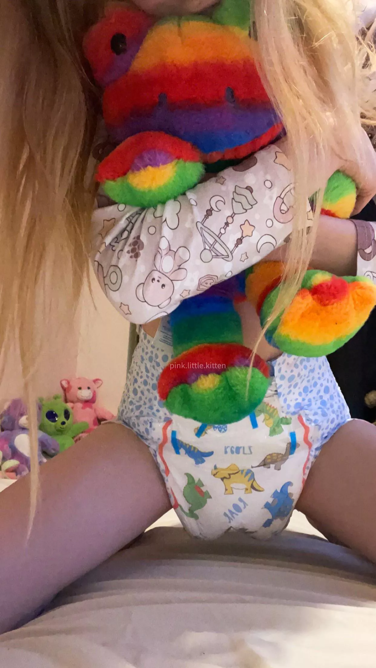 Filling my diapee makes me giggle😋💕