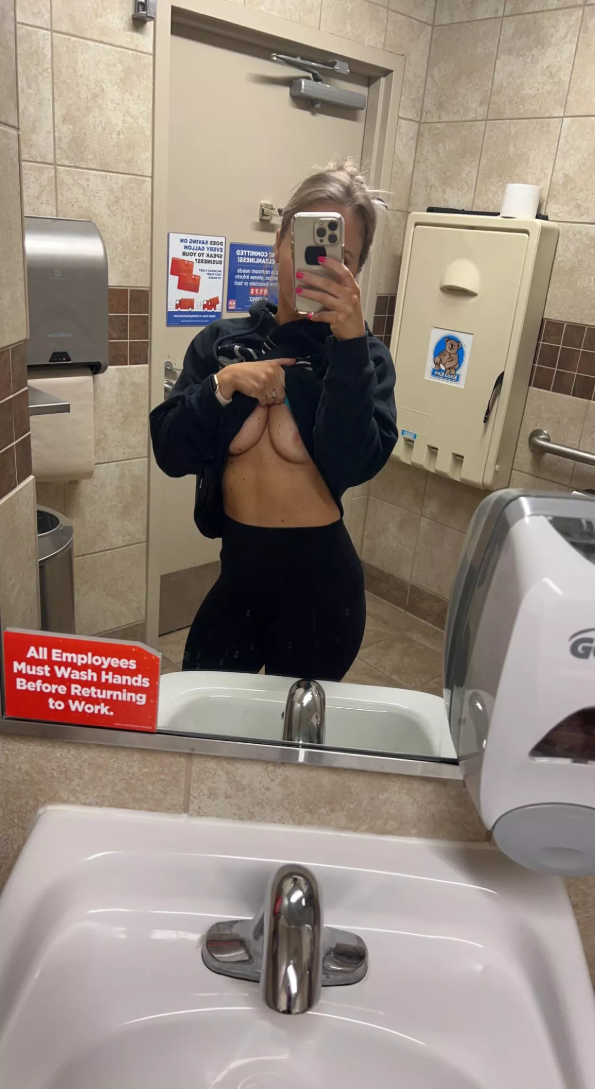 Gooood morning😈 would you fuck me in a public bathroom? 🥵