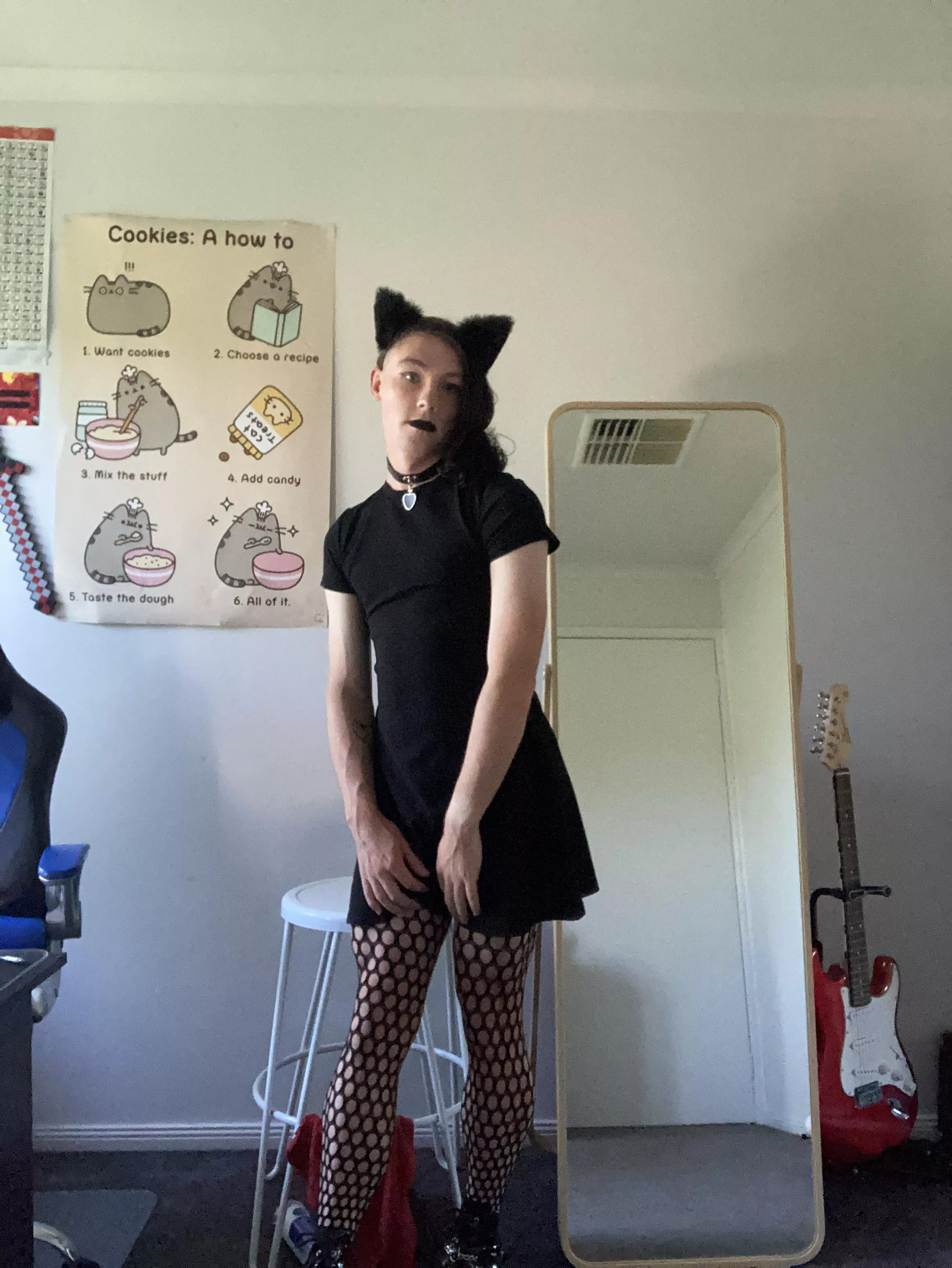 Goth femboys in cat ears are cute, like me 😇