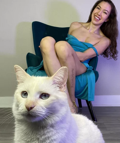 Half Vietnamese, half caucasian cat mom (43F)