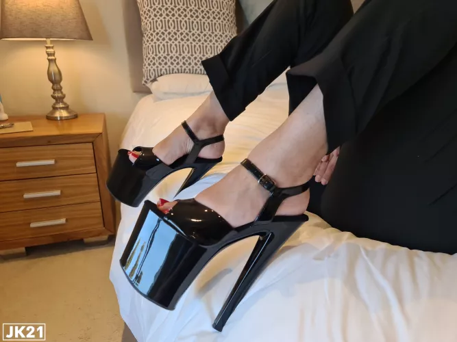 Heels, bed and a MILF equals...