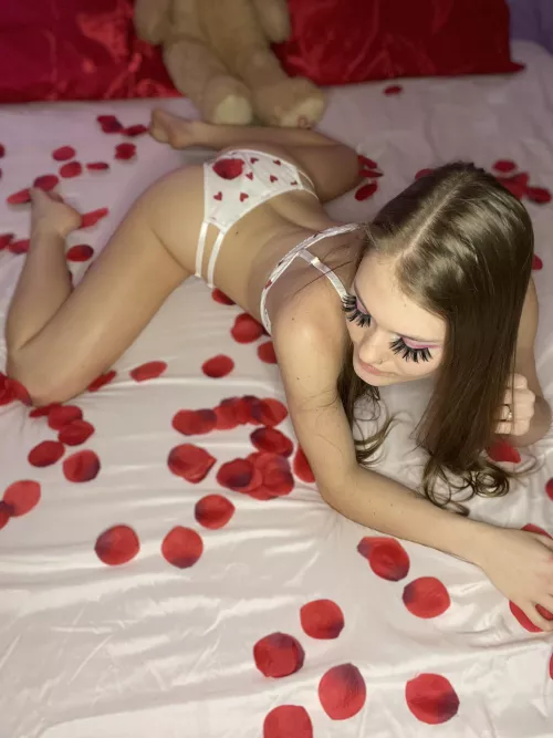 I’m so small fuck me on a bed of rose petals plz🥀