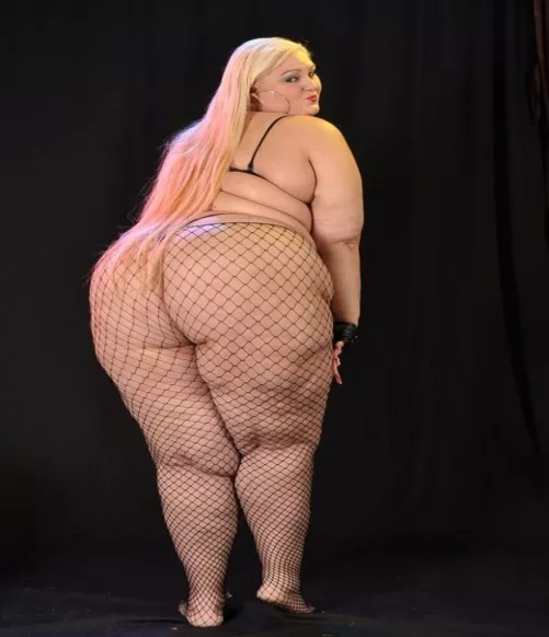 Inbox me if you can handle a woman this fat 🐳🐄🐷🥵