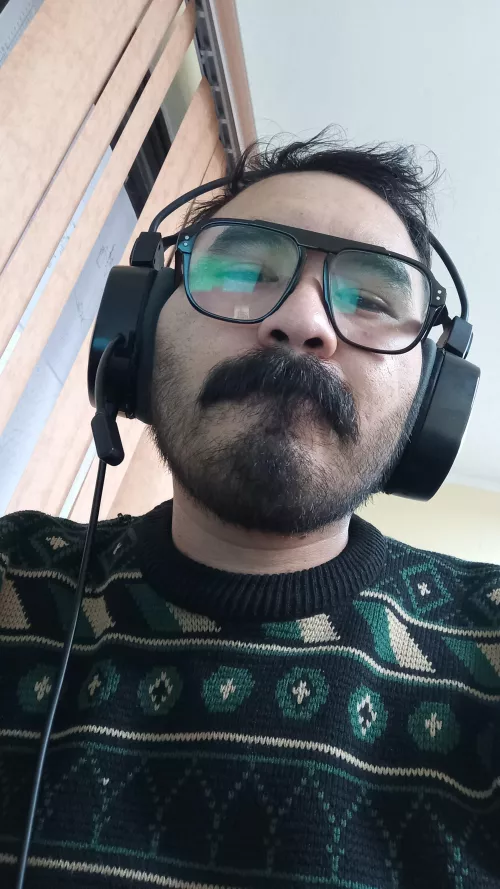 It doesn't look like it but I'm really smiling in this pic. Happy VDay from the work ♥️🥰♥️