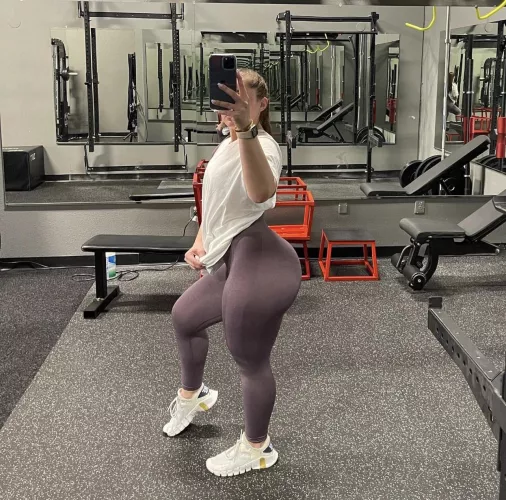 Leggings looking good on her