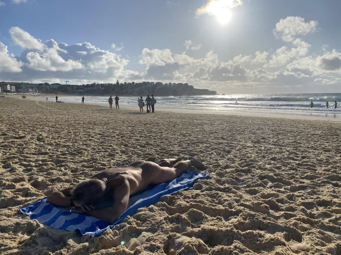 Naked on a world-famous beach [M]