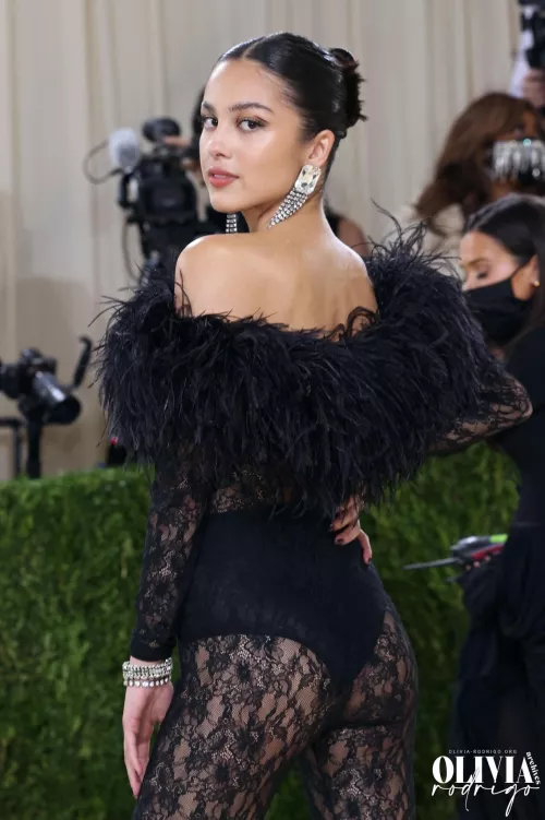 Need a bud to help me blow my load for Olivia Rodrigo