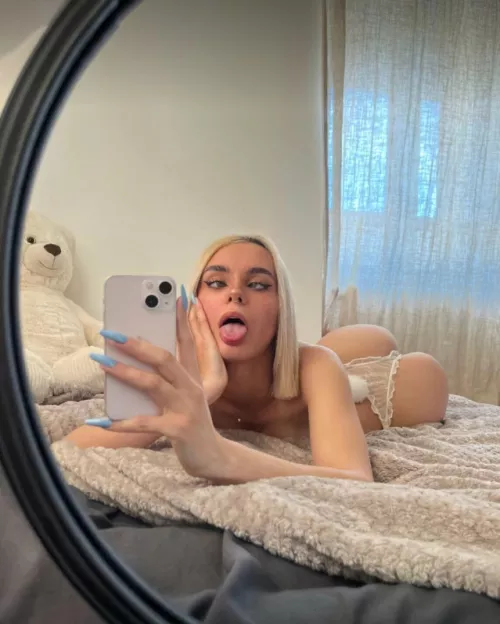 petite blonde who NEEDS your cock…OF Below💦