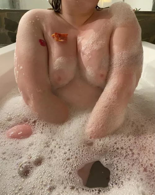 Roses and bubbles aren’t the only thing that I want to be covered in this Valentine’s Day 😈