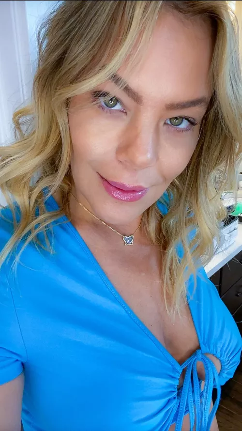 Showing off this MILF sexiness