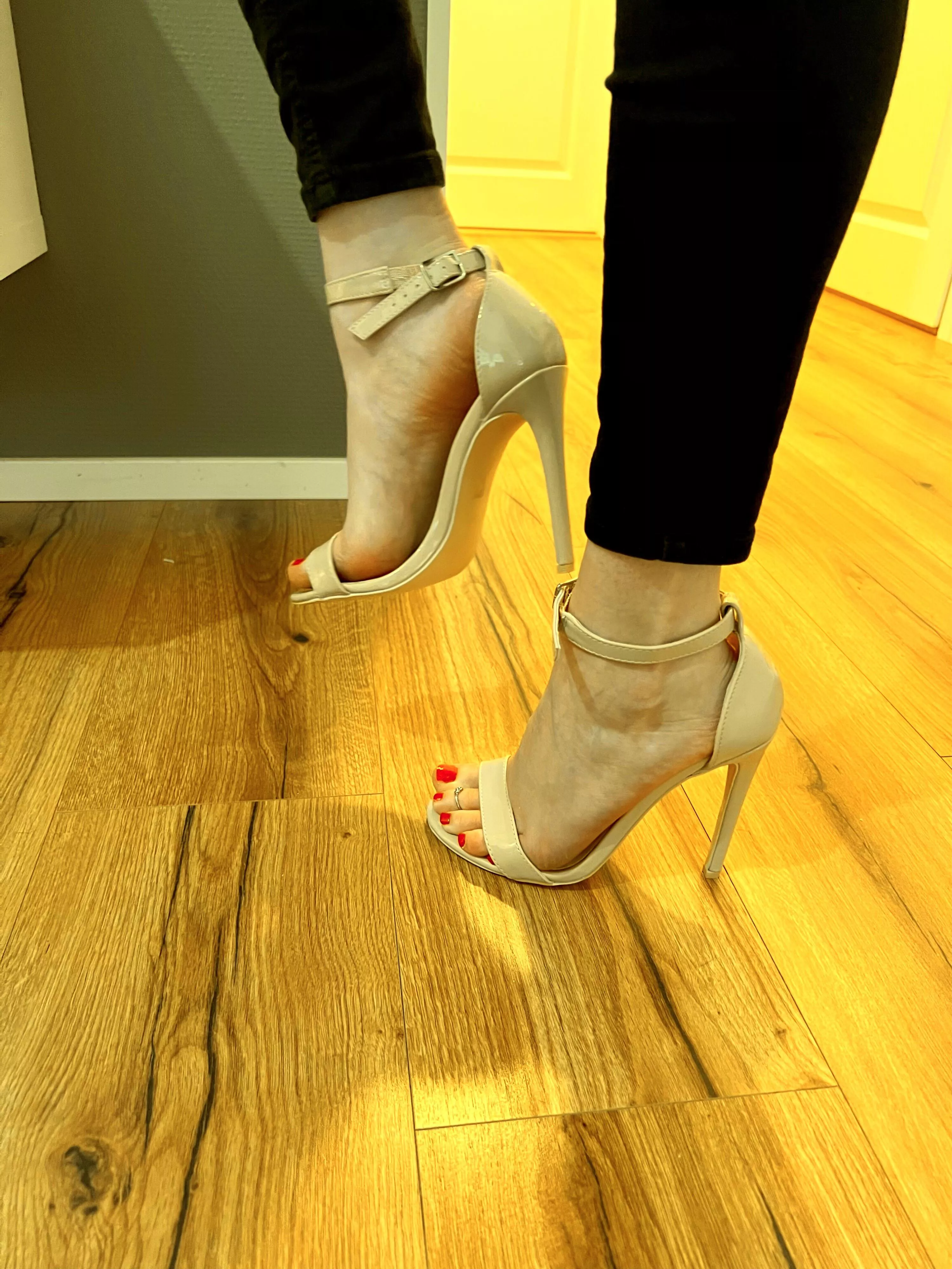 Stepping on high heels