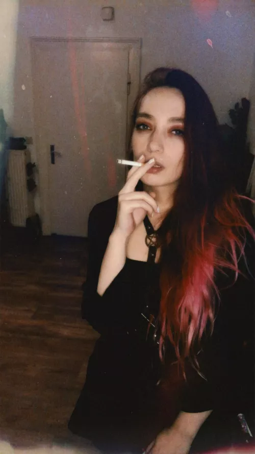 the smell of you still lingers on my skin ❤️‍🩹 (insta: smoking.ivy)