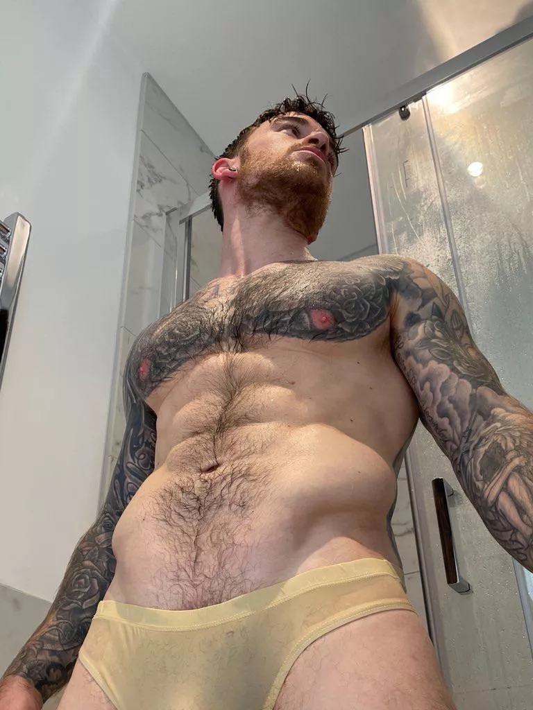 The uncropped image is better 👀🍆