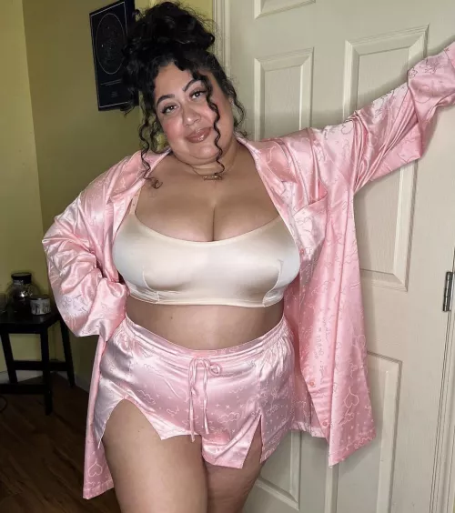 Who wanna feed me I’ll make you a sexy stuffing video